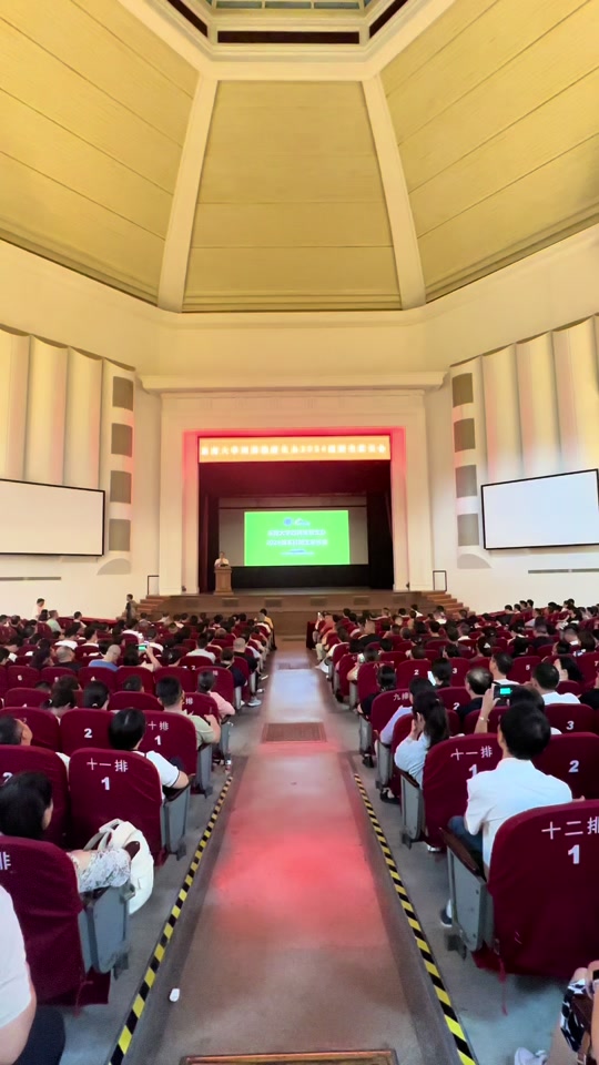 东南大学：开学第一天，娃还没进入学习状态，家长已开始狂拍ppt #大学生开学 #新生报到第一天 #高校开学 #开学后可能遇到的场景 #家长会