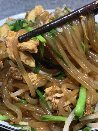 炒肉丝怎样才能不粘锅 b95405a01aa04ba8a609b1dbdcfbf5b8~tplv-dy-cropcenter:323:430.jpeg?biz_tag=pcweb_cover&from=3213915784&s=PackSourceEnum_PUBLISH&sc=cover&se=true&sh=323_430&x-expires=1983186000&x-signature=pxioiivQkXl1RVWUEZv973nTUlI%3D