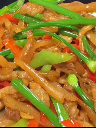 炒肉丝怎么炒才能好吃 43488f01aec141998bf5d5d583c97d5d~tplv-dy-cropcenter:323:430.jpeg?x-expires=1971460800&x-signature=ycvHk%2BC6CBknazORexDSAe9fsaQ%3D&from=4257465056&s=PackSourceEnum_PUBLISH&se=true&sh=323_430&sc=cover&biz_tag=pcweb_cover&l=021656103673107fdbddc0100ff2f010a70834500000868009138