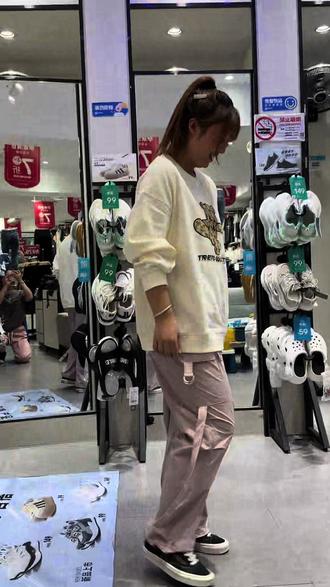 鲨鱼裤和瑜伽裤区别哪个好穿 0bd70e74570542499ae4e17e787f8d3e_1692689196~tplv-dy-resize-origshort-autoq-75:330.jpeg?biz_tag=pcweb_cover&from=3213915784&s=PackSourceEnum_AWEME_DETAIL&sc=cover&se=false&x-expires=2009365200&x-signature=WmptZWNRn4PrhIGrUYDZoxkK9wI%3D