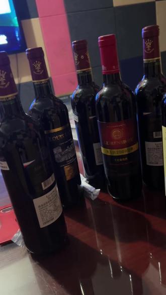 蜂巢蜜怎么从盒子里取出来 4cb5dafe12d941baa9875010b7cd1177_1696604200~tplv-dy-resize-origshort-autoq-75:330.jpeg?biz_tag=pcweb_cover&from=3213915784&s=PackSourceEnum_AWEME_DETAIL&sc=cover&se=false&x-expires=2011960800&x-signature=k2P6Hc7cg%2BnFMnoR0s0hb9CHjCc%3D