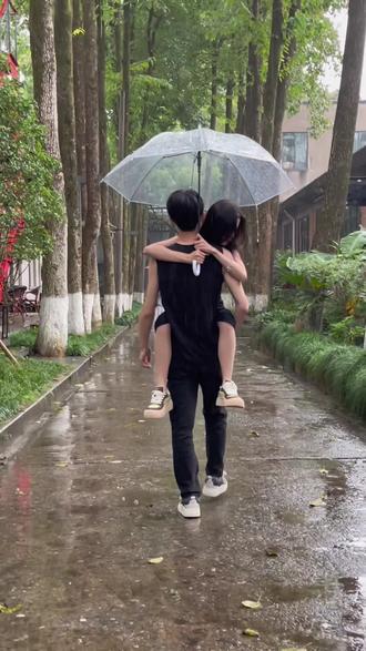 衣服贵的原因 b3ef8455ec794e1e921cf04b2dcb346e_1695442735~tplv-dy-resize-origshort-autoq-75:330.jpeg?biz_tag=pcweb_cover&from=3213915784&s=PackSourceEnum_AWEME_DETAIL&sc=cover&se=false&x-expires=2011698000&x-signature=157kbI4Gvam2EmKY9qd5r8Cw7gs%3D