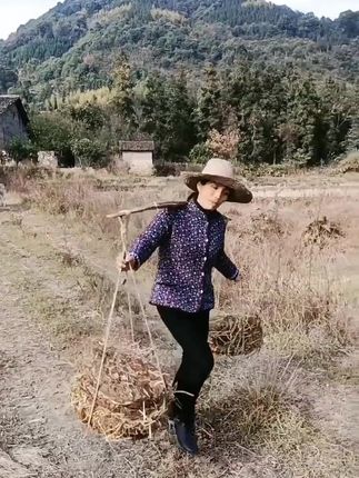 欢迎到我家来做客 cebbf2e078b64889a44d98410af2bbc0_1670559462~tplv-dy-cropcenter:323:430.jpeg?biz_tag=pcweb_cover&from=3213915784&s=PackSourceEnum_PUBLISH&sc=cover&se=true&sh=323_430&x-expires=1987754400&x-signature=jTx8m4mh1ly0z4tQhqWA%2FxuBkeY%3D