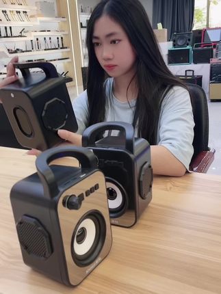 蓝牙音箱推荐性价比高排行榜 f30a2f0d22ed46e08fc52349bfe994da~tplv-dy-cropcenter:323:430.jpeg?biz_tag=pcweb_cover&from=3213915784&s=PackSourceEnum_PUBLISH&sc=cover&se=true&sh=323_430&x-expires=1986411600&x-signature=ZpB61QWZCad0FwnH9ePevb2Di7w%3D