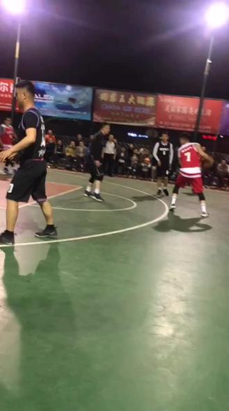 这个球底线裁判判定二加一,主裁判判提前犯规只是发底线球?@国家级裁判帮我看看