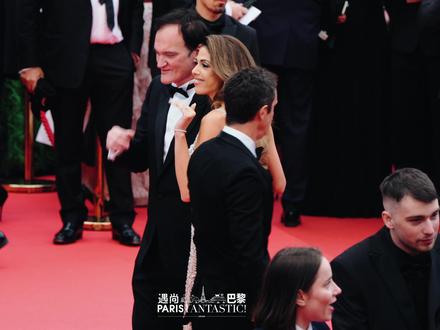 鬼才导演昆汀携妻惊艳登场🪄 ·
昆汀·塔伦蒂诺(Quentin Tarantino)携妻子优雅亮相2025戛纳电影节红毯🎬,在快门闪光中展现他一如既往的电影酷感与生活中的温柔一面,向这座曾见证他巅峰时刻的殿堂再次致意。
·
作为导演、编剧、电影史狂热爱好者,塔伦蒂诺用充满个性的影像语言改变了世界观影方式。从《低俗小说》到《无耻混蛋》,他与戛纳之间的故事,早已成为电影节传说的一部分。
·
此次红毯亮相与观众见面活动,注定成为2025年戛纳最受瞩目的瞬间之一。这位从不循规蹈矩的导演,将再度带来属于他的独特“塔式”表达。敬请期待。
·
📷遇尚巴黎!
#戛纳电影节 #戛纳电影节红毯 #昆汀 #昆汀塔伦蒂诺 #QuentinTarantino