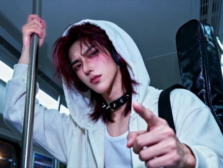 “又是你?!你再瞪我试试?!” 🩵 《捡了一只小野猫》长佩已开文,谢谢大家喜欢宋顾🙏,是大家的爱堆积起他们的血肉。
地铁车厢晃过晚高峰的余温,宋珩刚结束晚自习,做地铁回家,忽然一阵酒气扑面而来。
是早上那个人?!
顾肖野跌跌撞撞晃到他面前,醉眼通红地指着他嘶吼:“又是你!再瞪我试试?信不信挖你眼珠!”
话音未落便扑了过来,宋珩侧身躲闪不及,呕吐物瞬间浸透了他的衬衫。顾肖野软倒在他怀里,沉重的身躯压得他踉跄,周围乘客的目光像针一样扎来,宋珩又羞又气,指尖都在发抖,浑身黏腻的触感让他几欲作呕。
🩵
完全按自己想象做的,这是我的O C,请不要在评论区里讨论别人的作品,尊重我也尊重他人谢谢🙏。
#珩野 #宋珩 #顾肖野 #宋顾 #捡了一只小野猫