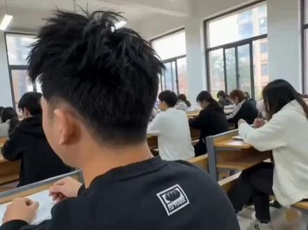 一班人的出勤率全靠这只猫!#梦到哪出演哪出 #即梦马年抓马大会 #即梦AI #我的ai分身杀疯了 #ai分身戏精大赛