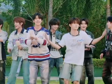 到底为啥笑啊 求你告诉我呗 王橹杰穆祉丞你俩到底咋了