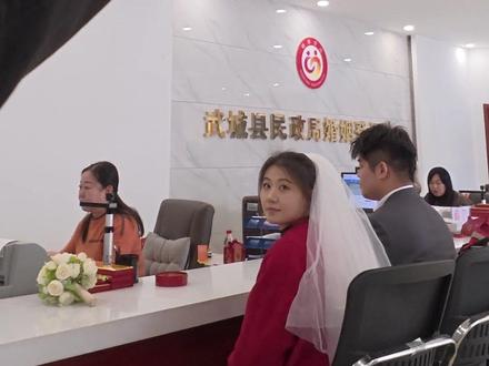 一分钟带你体验领结婚证全流程(攻略)1)去哪里办
一方户籍所在地民政局婚姻登记处(或当地 “跨省通办” 试点城市按规则)
2)带什么
双方身份证原件
双方户口本原件
3 张 2 寸红底合影(可现场拍)
再婚:离婚证 / 判决书 / 调解书(如有)
3)要不要预约
建议提前线上预约(民政平台 / 公众号 / 小程序),节省排队时间
4)现场怎么做
取号 → 交材料 → 签声明 → 审核 → 领证
5)小提醒
身份证、户口本信息要一致;复印件可多带 1 份备用
避开 520、七夕等高峰
婚检建议做(多数地区免费 / 优惠)
#领结婚证 #领证 #德州领证跟拍 #领证攻略 #领证跟拍