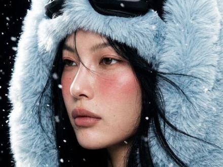 如何让AI人物有活人感? 很多宝子问:为什么我的AI人像总有一股抹不掉的“塑料味”?
其实,“真实感”不只是一个关键词的事。今天把这套【真实人像方案】拆解给你们~
#AIGC #AI模特 #AI人像 #AI电商 #AI教程