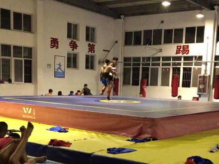专业角度建议孩子13岁以上再练习散打,自由搏击等重度对抗项目。6~12岁可以学习竞技跆拳道。