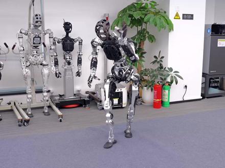 盘点一周AI大事(1月25日)|Agent进化,24小时打工 开源视频制作Remotion Skills爆火
AI编程开无限画布插件Pencil 爆火
开源个人AI助手Clawdbot爆火,7成24小时给你打工
Claude Excel插件更新
Runway上线最强视频模型Gen 4.5
字节开源视频参考模型OminiTransfer
字节发布最强数字人直播模型FlowACT R1
阿里开源最强文本转语音模型Qwen 3 TTS
#AI新星计划 #抖音知识年终大赏 #AI #OpenAI #AIGC