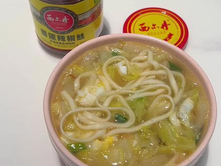 吼吼~~新疆雪莲辣椒丝~~~终于补货了!!!辣皮子:真的不辣,就是微微辣~甜丝丝儿的~~融合蒜蓉菜籽油,太香了!!!#新疆雪莲辣椒丝 #新疆特产