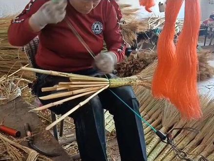 绑扎笤帚 三分钟一把。信吗?#老手艺