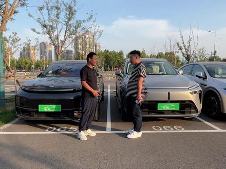蓝山VS理想L8遥控驾驶谁快?#蓝牙泊车 #理想 #魏牌蓝山 #汽车知识分享 #懂车更懂你