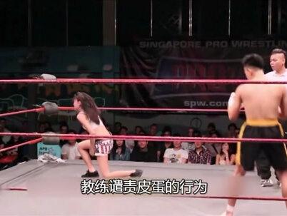 美女认输裁判宣布比赛结束,日本男死死不松开,惹怒全场惨遭群殴 #格斗 #男女混合摔跤 #日本格斗 #比赛
