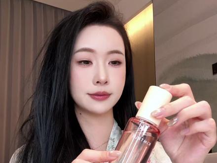 且初护发精油,完美的把香水和精油完美的结合在了一起,不仅让头发顺滑有光泽,还让你整个人散发香味~#洗护好物 #护发精油