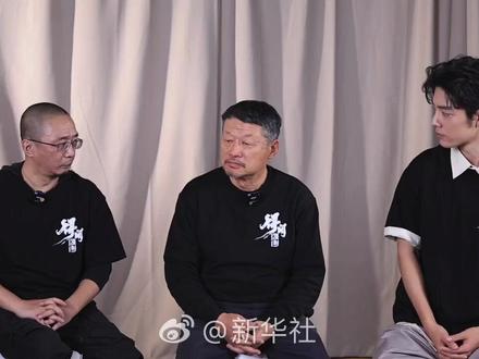 #得闲谨制主创专访#【完整版!#得闲谨制主创谈创作初心#】#肖战谈莫得闲的守护与成长# 电影《得闲谨制》正在热映,一段烽火岁月中的“小家故事”触动无数观众。电影细节满满,编剧兰晓龙、导演孔笙、领衔主演@肖战 将观众好奇的伏笔、人物的成长与蜕变,层层剖析阐明。“守护好千千万万的小家,才组成了我们的大家。”戳视频,听他们细说角色塑造与创作初心!#电影得闲谨制