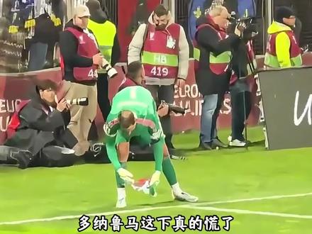 主场优势!球童冲进球场拿走多纳鲁马扑点小抄助主队晋级世界杯 #多纳鲁马 #门将 #点球