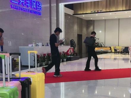 今天是一个大合集。小黄法务乔妹杨爸三千大杨小杨嘴哥。忙事情的小杨走过后又想起兄弟们回来打招呼。#疯狂小杨哥 #大杨哥#杨爸#红绿灯的黄 #三只羊