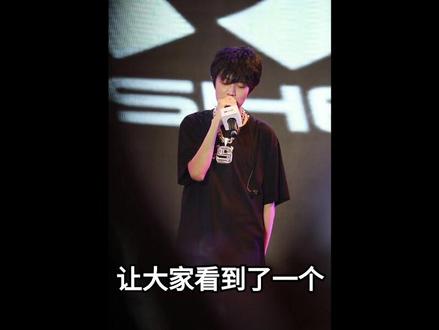 时代少年团严浩翔突然在个人社交平台发文晒出三张学士服毕业照#娱乐圈#明星#严浩翔