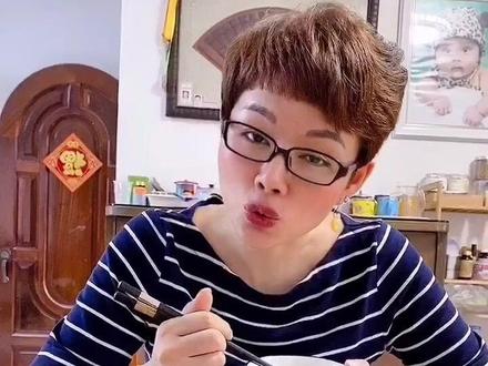 吃饭时左手该干嘛?孩子对中国传统文化的学习都从问为什么开始😀#抖音小助手 #孩子家庭教育#餐桌文化