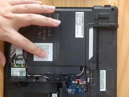 这是教大家联想G460笔记本硬件升级第二集,老笔记本硬件升级。300个币子cpu更换城i5 560m,增加固态硬盘128g,原机械硬盘放光驱位,内存组成4g双通道,更换笔记本电池,无线网卡支持5G联网,清灰加硅脂。开机10秒,关机8秒,告别卡顿慢,速度飞起。喜欢😍小伙伴点点❤️,加加关注,最大支持与动力。@抖音广告助手 @抖音创作者中心 @DOU+小助手 @DOU+上热门 @DOU+小课堂 #大数据推荐给有需要的人 #老笔记本电脑升级配置 #联想g460 #联想g460硬件升级 #diy电脑