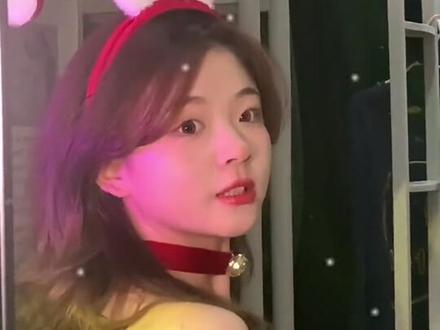 没有人会拒绝会摇铃铛的小兔叽吧~#圣诞摇铃变装 #宿舍 @DOU+小助手