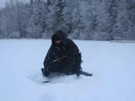 冰钓露营 带你体验冰湖开洞,冰钓模式启动。