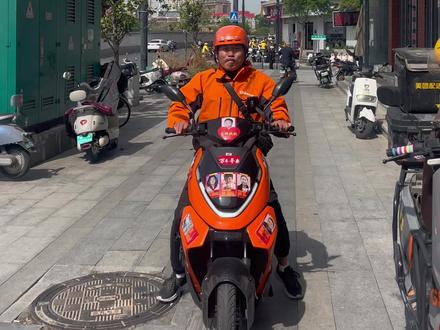 郑州跑外卖谁最快,外卖小聂哥最快……#滴滴快送 #外卖小哥 #马路观察家 #在拍一种很新的vlog #跑单路上的支线任务