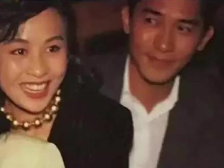 这哪是夫妻,分明是女王和她的忠犬
近日,刘嘉玲在社交平台晒出与梁朝伟泰国度假照,直接引爆热搜!59岁的刘嘉玲一身白裙少女感拉满,霸气坐姿,女王气场全开;62岁的梁朝伟却像个“被迫营业”的害羞小娇夫。“女霸总VS社恐人夫”的反差萌,笑不活了家人们!
他俩从1988年相恋,历经20年爱情长跑,2008年在不丹举行世纪婚礼,如今结婚17年,相伴37载。性格互补,一个活泼外向,一个腼腆内向,用行动诠释了什么叫“互补型爱情” 。
近年逐渐减少工作的夫妇俩,把时间都留给彼此,足迹遍布全球。有钱有闲更有爱,这样的晚年生活,谁看了不羡慕? 快在评论区说说你最想去度假的地方吧!
#刘嘉玲梁朝伟 #泰国度假 #爱情保鲜 #明星夫妻 #反差萌