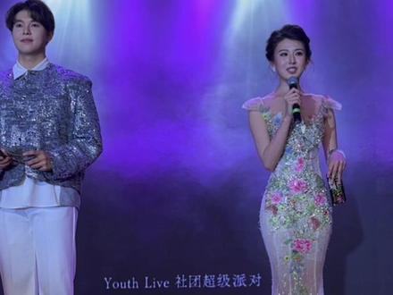 时间绕了一圈之后,把我又送回到出发的地方,我就是在这个舞台上下定决心要做一名主持人的。这6年,我站上了更多更大的舞台。但我始终记得,最开始让我相信“我可以”的这束光就是从天马剧场里打出来的。所以在今天晚会的最后,我想给大家送上美好的祝福,祝福大家都能勇敢的站上这个舞台,站在你所热爱的一切面前。#湖南大学 #主持人日常 #和偶像合作了 #播音主持 #疯狂打call