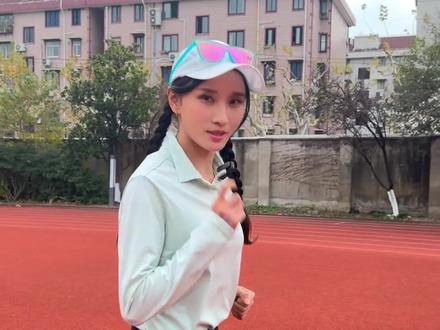 你们是不是没跑两公里就抬不动腿?不是你的体能不行,而是方法没找对~#跑步大神支个招 #李美珍