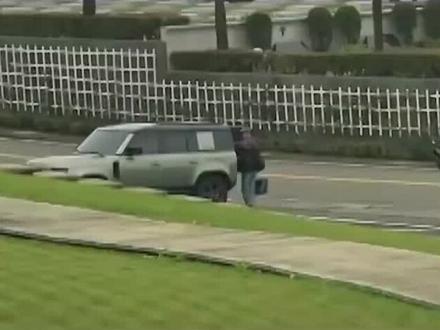 #具俊晔在大S墓前录综艺#有网友曝大S去世后具俊晔经常在大墓前一坐就一整天,各种深情居然有综艺在录制,而且一录就是一年。