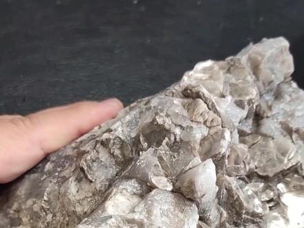 #白云母 #云母粉 #矿物 #伟晶岩 #云母片 白云母是重要造岩矿物之一,也是常见的云母类矿物。主要产出在酸性火成岩包括伟晶岩和花岗岩中。
白云母之用途,大片的可作电器中之绝缘材料,也具耐热性。细片或粉末则用于涂塑胶、造纸、化妆品等类化工制造添加剂填充料。