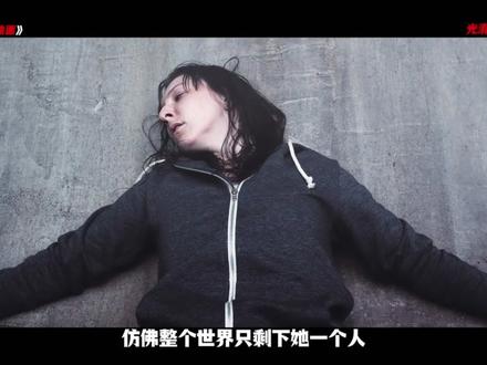 女人被困在曲面崖壁上,脚下万丈深渊 #惊悚电影 #电影解说 #抖音精选