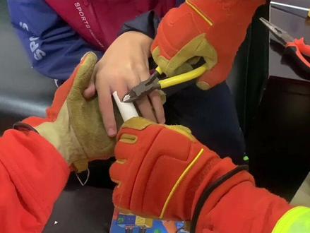 #卡手 男孩手被卡塑料管 消防蜀黍快速解救#消防员 #蓝朋友的守护