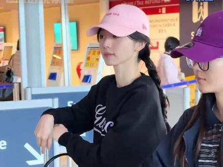 #田曦薇记得给我开美颜 巴黎机场田曦薇素颜出镜,小田状态怎么能这么好#田曦薇#女明星#素颜