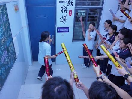 谨以此片献给最可爱的你们 #高三 #毕业季 #18岁 #高考 感谢你们成就了我
在最好的年纪遇到了最好的班主任和同学们
我们的友谊天长地久!高考加油金榜题名🥺