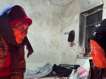 元宵的夜,父母还像小时候那样,用胡萝卜挖个坑,棉花裹了柴棒插进去,倒上油,点燃,火苗一下子窜起来,亮汪汪的,像一盏盏心灯。这是家乡的仪式,用最朴素的方式把光种进黑暗里。柴棒是骨,棉花是肉,胡萝卜是心,花生油是血,一盏灯就这样活过来,替远行的孩子,照亮父母不敢说出口的牵挂。父亲弓着腰,把灯放在门墩前、窗台上、灶台边,火光把他的影子拉得老长。我站在暗处看着,忽然觉得那跳动的不是火苗,是小时候的自己正蹲在那儿数灯。一盏给视频前的你,愿光亮照得到你的窗前,一切都顺顺利利;一盏给再也回不来的旧时光,愿它在记忆里永远这样暖着;还有一盏,给我们的父母,愿他们健康长寿#抖音记录美好生活#元宵节快乐#点亮心灯