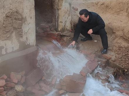 郑州"母亲河"贾鲁河 源头干枯30多年后,突然喷涌出30℃的泉水,周围群众兴奋的大清早都来围观了!#原创视频 #贾鲁河 #上热搜 #温泉