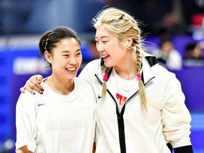 张子宇刘禹彤互补;双塔分时轮换撑内线,女篮内线新格局初成型 外线投射回暖高效破联防,锋线防守存短板,女篮攻防仍需精细打磨。宫鲁鸣集训练兵初见成效,新人挑大梁展实力,女篮新周期蓄力前行。热身大胜绝非最终考验,内线亮眼外线待补,女篮世预赛仍需攻坚。张子宇护筐制霸禁飞区,刘禹彤对抗显优势,女篮双塔互补成利器。#张子宇 #刘禹彤 #中国女篮 #女篮姑娘太棒了 #中国女篮加油