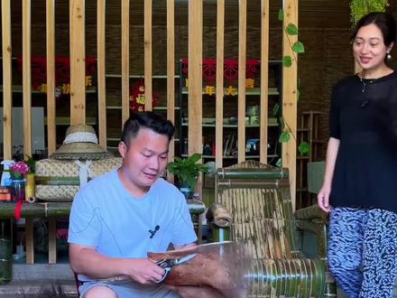 老李花了几天时间,织了件蓑衣,没太多复杂的工艺,但遮风挡雨还是没问题#乡村守护人 #手艺人 #三农 #新农人计划2022
