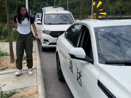 #幸福逸出来 今天出门车上放瓶水,有个女的走过来拿手里就坐车里了,所以车顶上放饮料是干嘛用的#搞笑 #抖音汽车 #逸达 #长安汽车