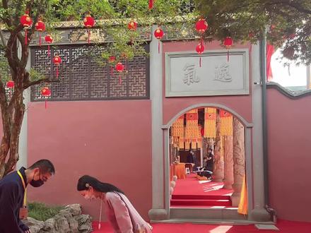 玉皇山“福星观”、原名“玉皇宫”坐拥杭州制高点,古代堪称“龙脉”之“龙头”,院里有一口1300年的井,外形呈八卦,井圈刻“玉蟾还丹”#传统文化 #复古