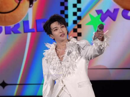 也没人告诉我看#黄子弘凡 演唱会还有小品看呀!我真是不行了笑得肚子好疼!在快乐局就是要哈哈哈哈哈哈哈哈哈哈哈哈哈!#追星怎么可能追谁都一样 #黄子弘凡 #黄子弘凡新歌万象回响