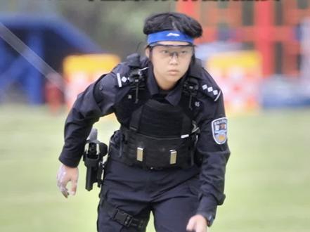 “尖刀·使命”2024年全国公安特警挑战赛,昨天在杭州正式开幕。首日比赛,来自浙江队宓思威刷新榜单,获得男子手枪实战射击科目第一名,毛舒谊获得女子手枪实战射击科目第四名。梁杭勇,姜代威分别获得狙击枪实战射击科目的第一名和第四名的好成绩。