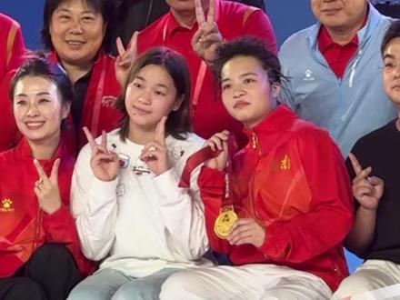 11月19日,爆燃夺冠!河南小将刘清漪斩获全运会霹雳舞金牌,好友全红婵现场助威打call。#全运会 #刘清漪 #全红婵