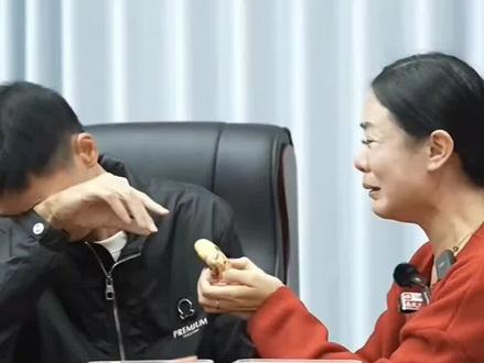 李鑫姐姐接弟弟回家很隆重 养家有大爱对他很好 因调皮送去武校学习